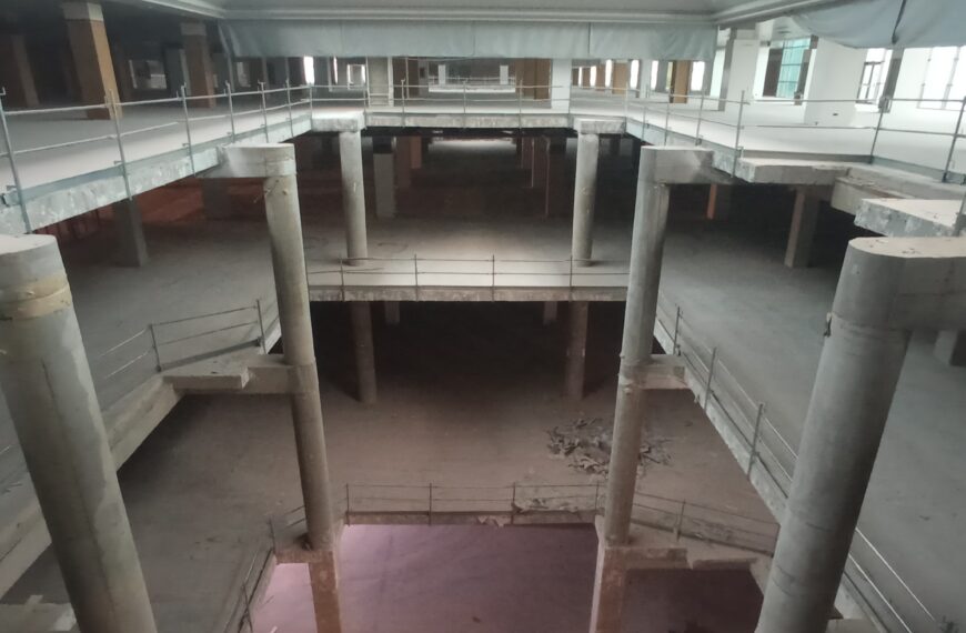 Demolición en el interior del centro comercial Marineda City