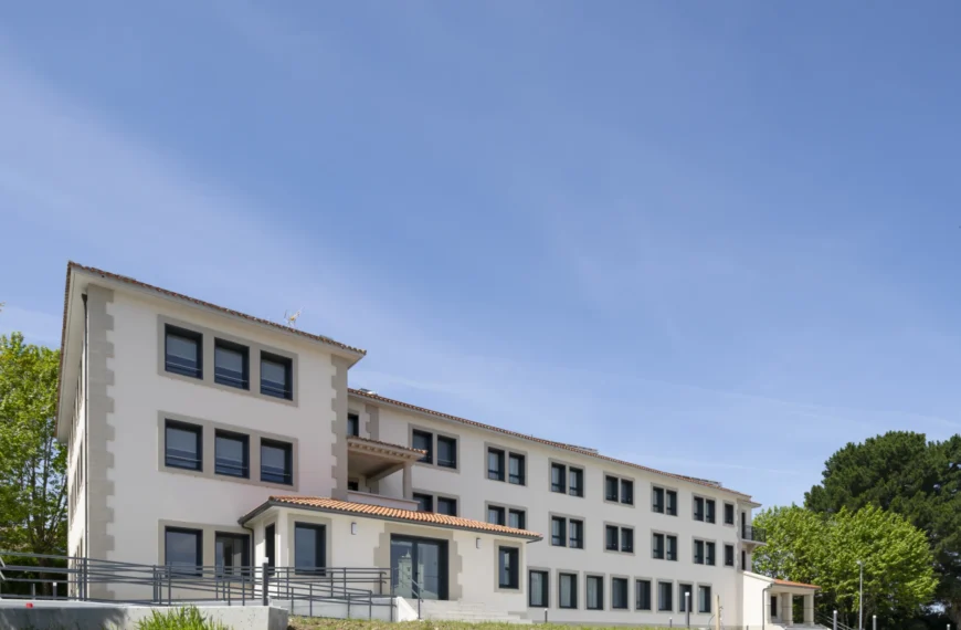 Rehabilitación de residencia de mayores en Oleiros