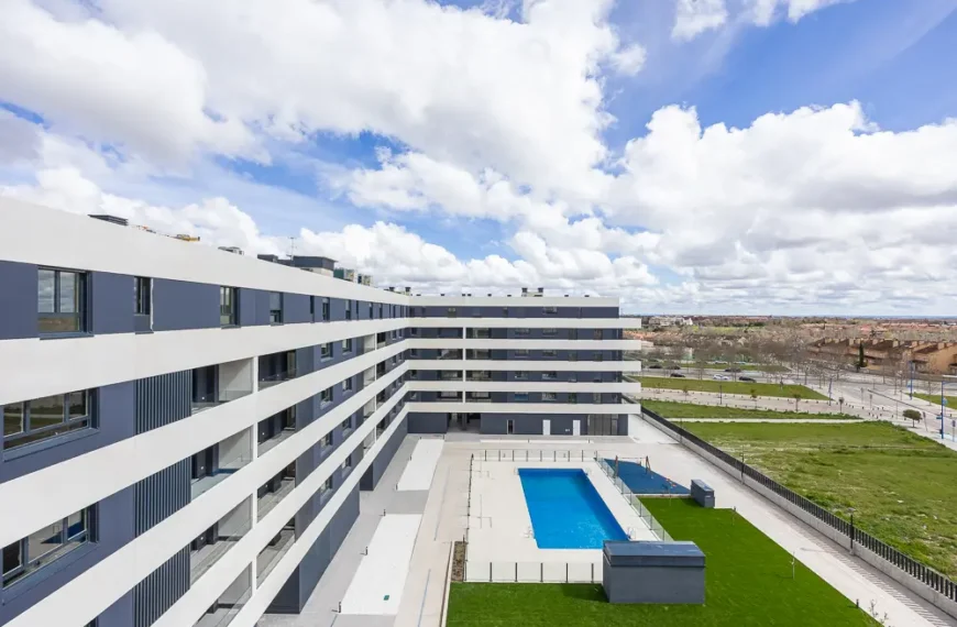 Edificio de 69 viviendas, garajes, trasteros y locales en Leganés