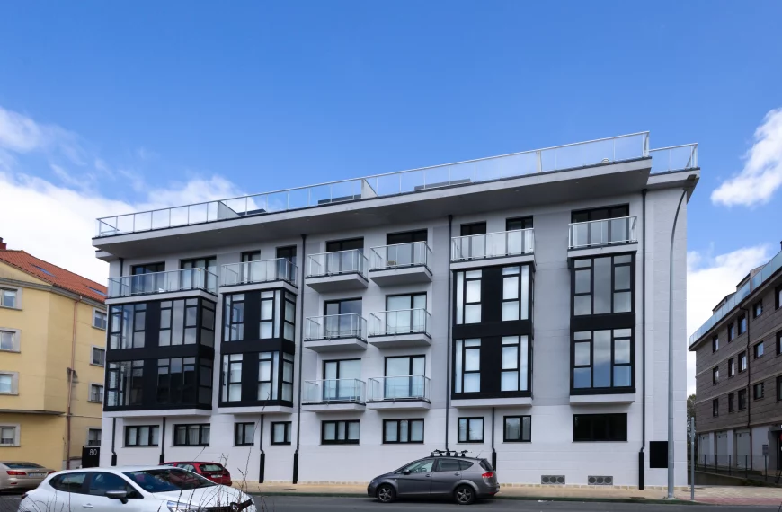 Edificio de 42 viviendas, garaje y trasteros en Ares