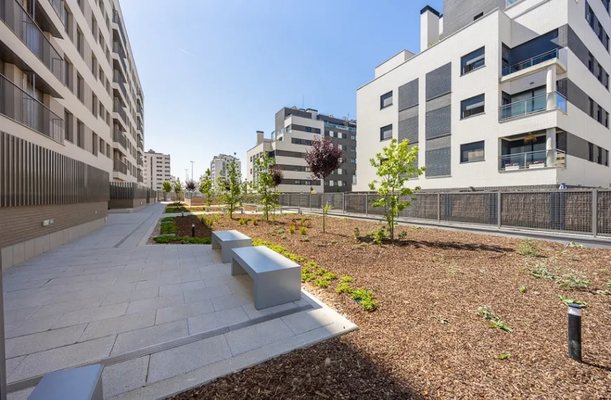 Obra residencial de viviendas VPPA y locales comerciales en El Cañaveral en Madrid